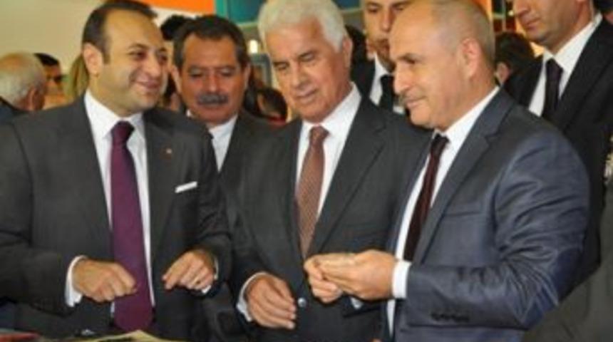 Akg&uuml;n&rsquo;den protokole hediye kitap&hellip;