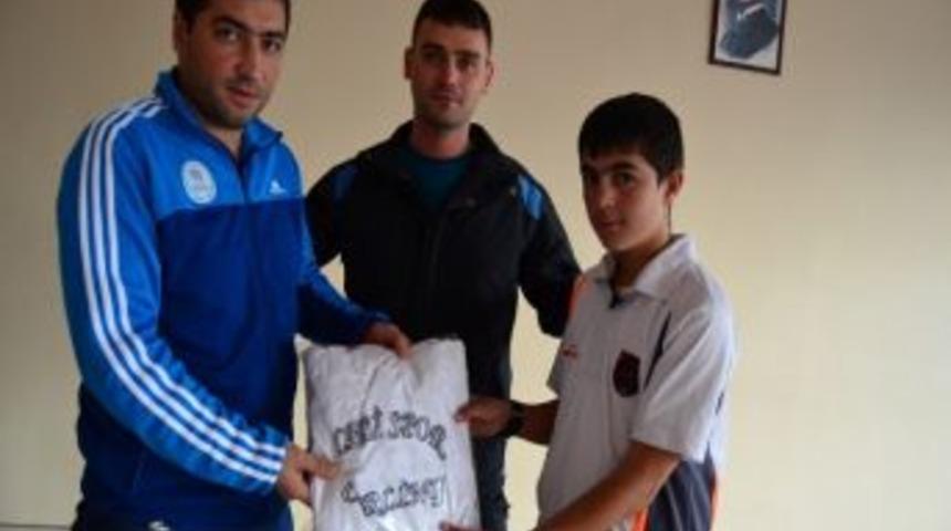 &Ccedil;elebispor&rsquo;dan Curling&ccedil;ilere Malzeme Desteği