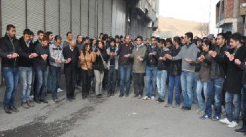 Bdp&rsquo;liler, A&ccedil;lık Grevinin Sonlandırılmasını Halay &Ccedil;ekerek Kutladı