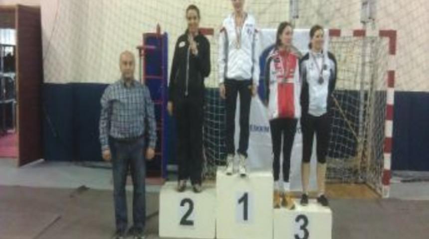 Milli Eskrimci G&ouml;k&ccedil;e G&uuml;na&ccedil;&rsquo;tan Altın Madalya