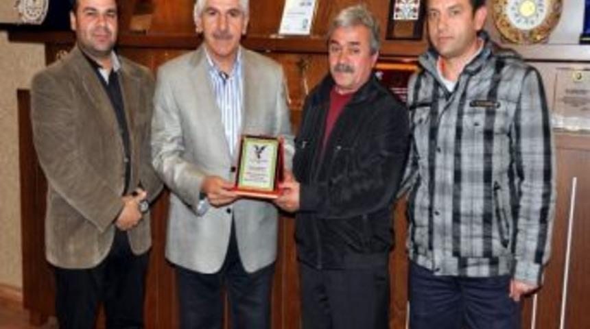 Başkan Sakallı&rsquo;ya &Ccedil;elik Kartal Spor Tarafından Teşekk&uuml;r Plaketi