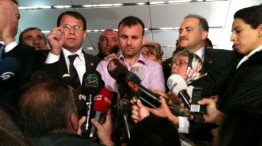 Suriye'de Esaretten Kurtulan Gazeteci C&uuml;neyt &Uuml;nal Hasret Giderdi