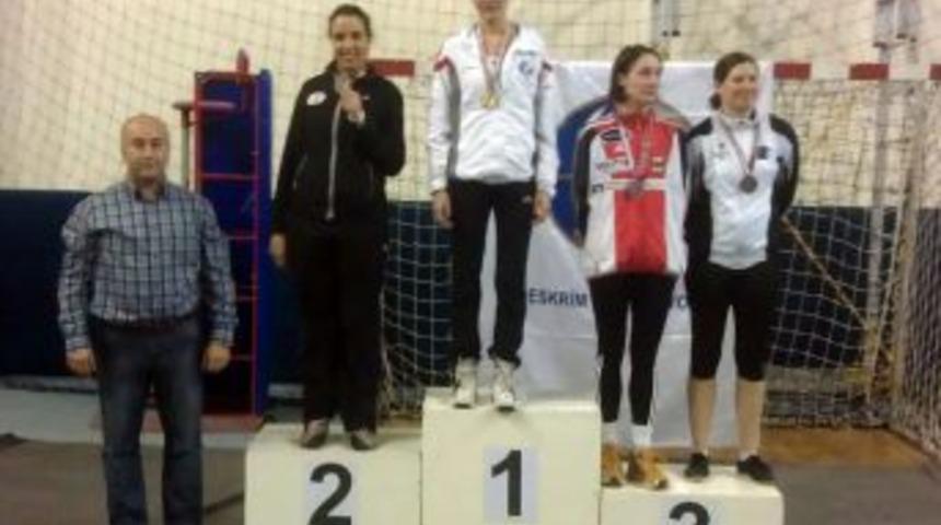 Milli Eskrimci G&ouml;k&ccedil;e G&uuml;na&ccedil;&rsquo;tan Altın Madalya