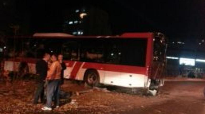 El Freni &Ccedil;ekilmeyen Otob&uuml;s Başka Bir Otob&uuml;se &Ccedil;arptı: 1 Yaralı