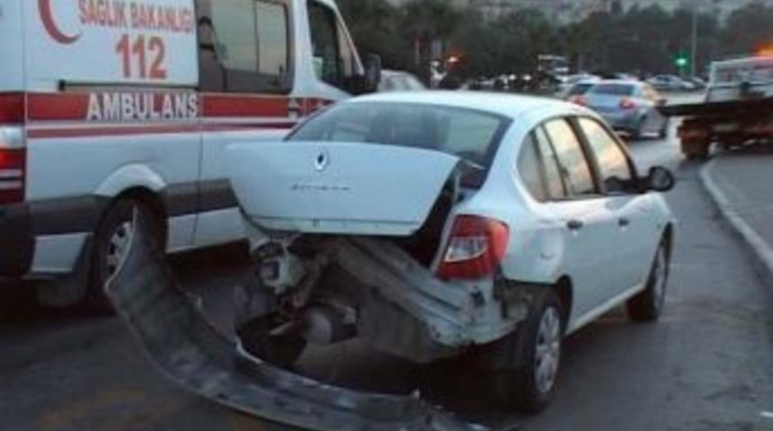 İzmir'de Trafik Kazası: 8 Yaralı