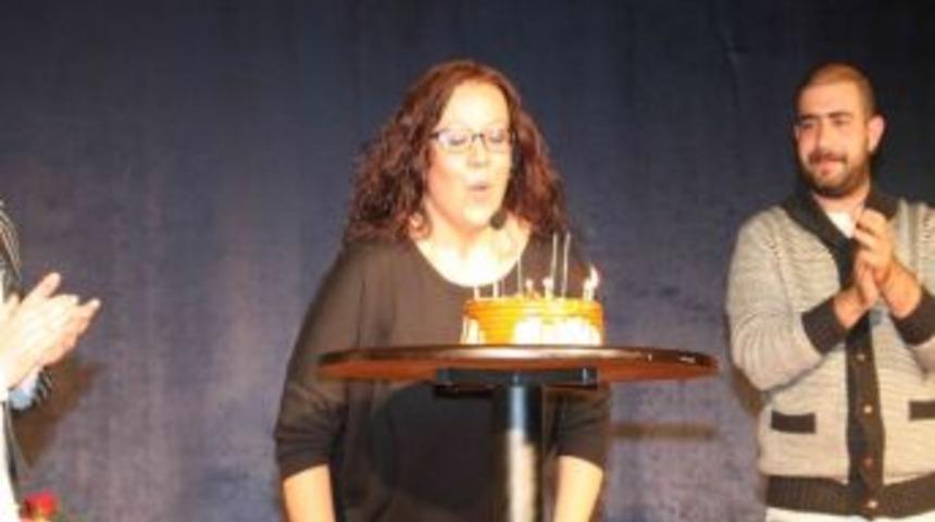 Y&ouml;netmene Sahnede Doğum G&uuml;n&uuml; S&uuml;rprizi