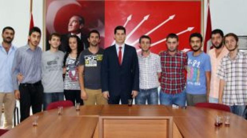 Soner Anafarta, gen&ccedil; partilileriyle buluştu