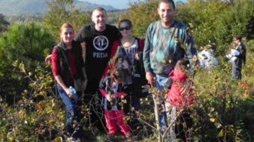 Ağa&ccedil; Yaşken Eğilir Dediler, &Ccedil;ocuklarıyla Fidan Diktiler