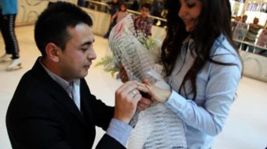 Buz &Uuml;st&uuml;nde Evlenme Teklifi