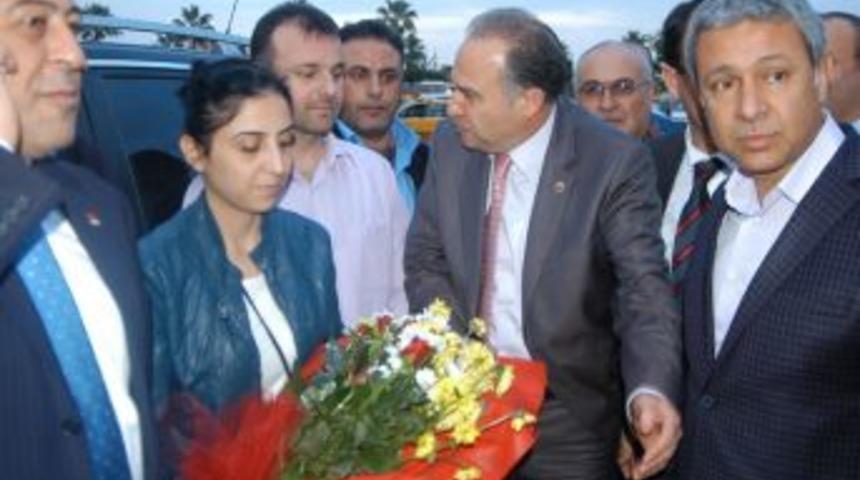 Adana&rsquo;da &ccedil;i&ccedil;eklerle karşılandı