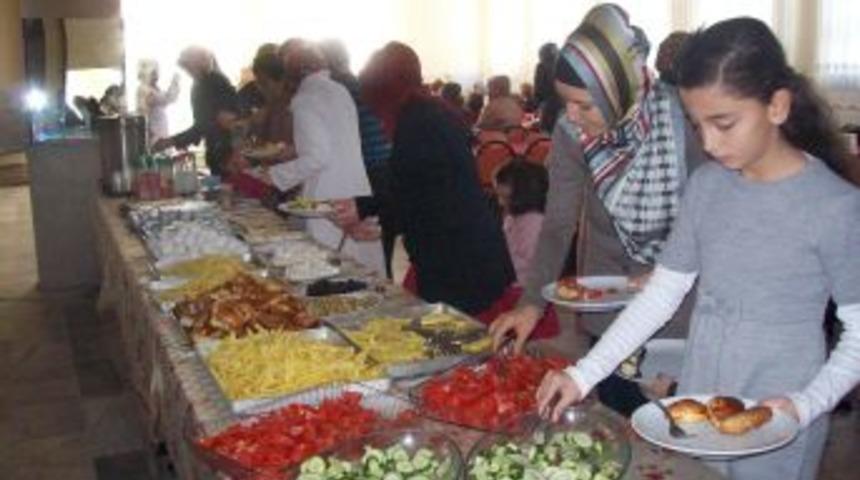 &Ccedil;ocuk Akademisi Anneleri Kıyasıya Yarıştı