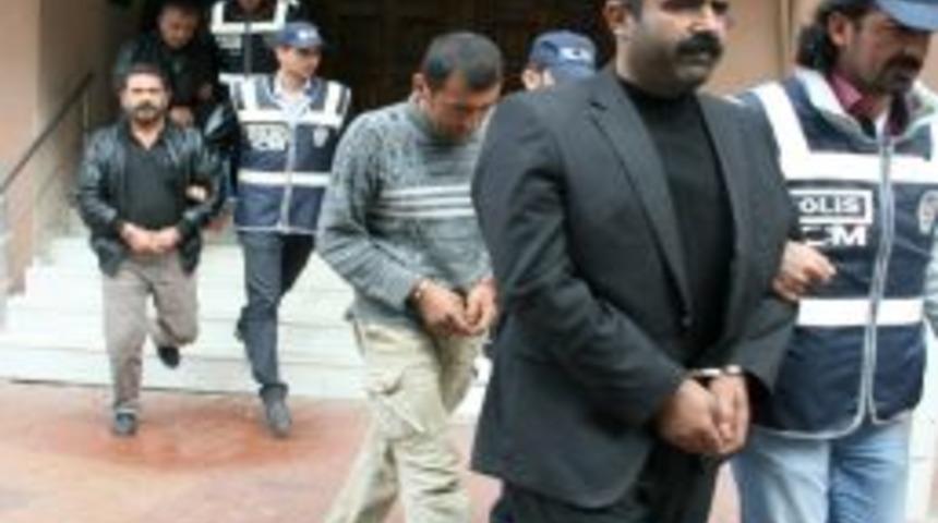 İzmir'de G&ouml;&ccedil;men Ka&ccedil;ak&ccedil;ılığı &Ccedil;etesi &Ccedil;&ouml;kertildi