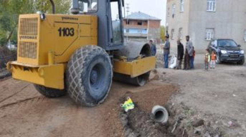 Bulanık'ta Stabilize Yol &Ccedil;alışmaları