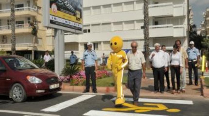 Antalya'da S&uuml;r&uuml;c&uuml;ler &lsquo;yaya &Ouml;nceliği Ve G&uuml;venliği&rsquo; Hakkında Bilgilendiriliyor