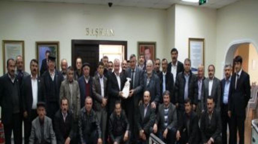 Şanlıurfa'yı Gezen Muhtarlardan Başkan &Ouml;zden'e Teşekk&uuml;r Ziyareti