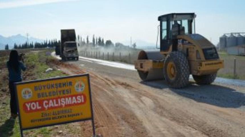 Adana B&uuml;y&uuml;kşehir Belediyesi K&ouml;y Yollarını Asfaltlıyor