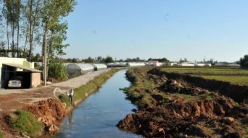 5 Metrelik Yolu Genişletmek I&ccedil;in DSİ Su Kanalının Yeri Değiştiriliyor