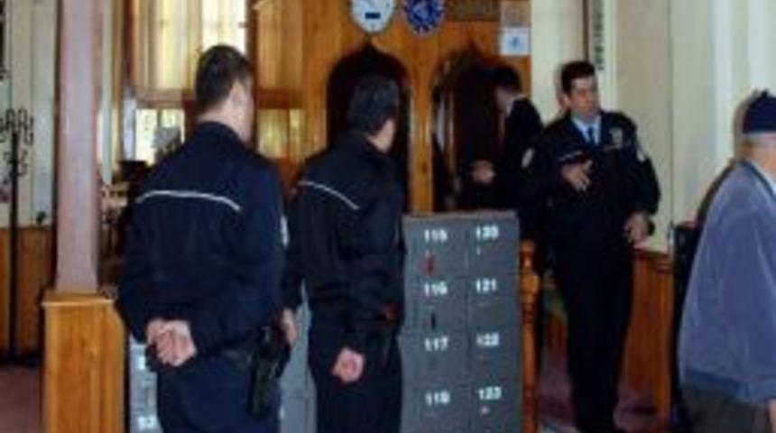 M&uuml;ezzin Hırsızdan Hızlı &Ccedil;ıktı