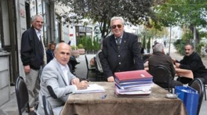 G&ouml;r&uuml;şmelerini meydanlarda yapıyor&hellip;