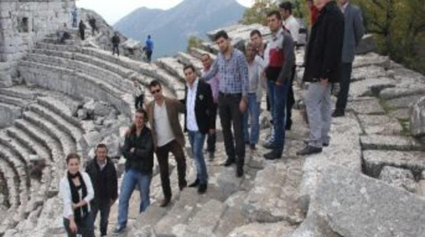 Ak Gen&ccedil;likten Tarihe Yolculuk