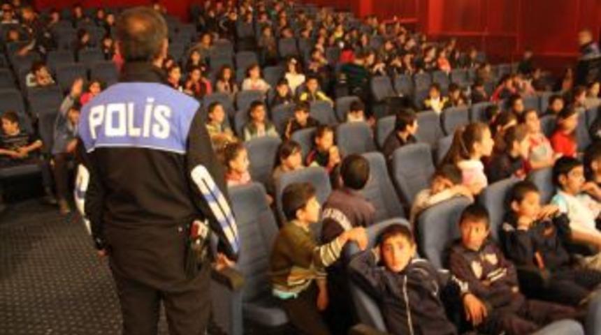 &Ouml;ğrenciler, &Ccedil;anakkale 1915 Filmini Polis Abi Ve Ablalarıyla Seyretti