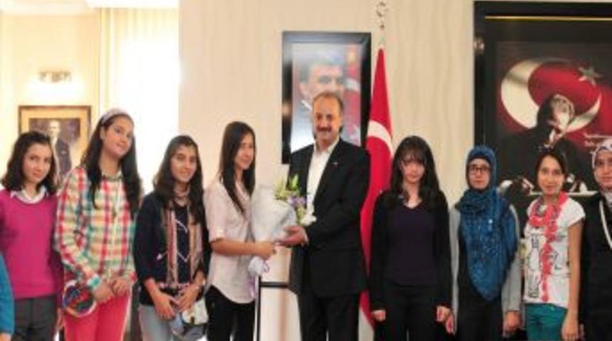 &Ouml;ğrencilerden Başkan Akg&uuml;l&rsquo;e SBS Teşekk&uuml;r&uuml;