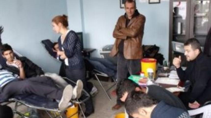 &Ccedil;myo &Ouml;ğrencilerinden Kızılay'a Destek