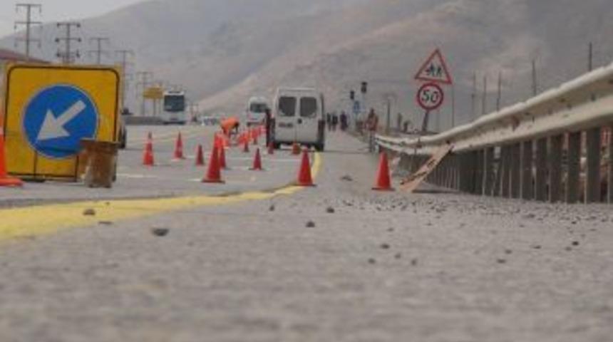 &Uuml;niversiteli &Ouml;ğrenciler Tepkili: Kazalar, Kavşağa &Ccedil;izgi &Ccedil;izerek &Ouml;nlenmez