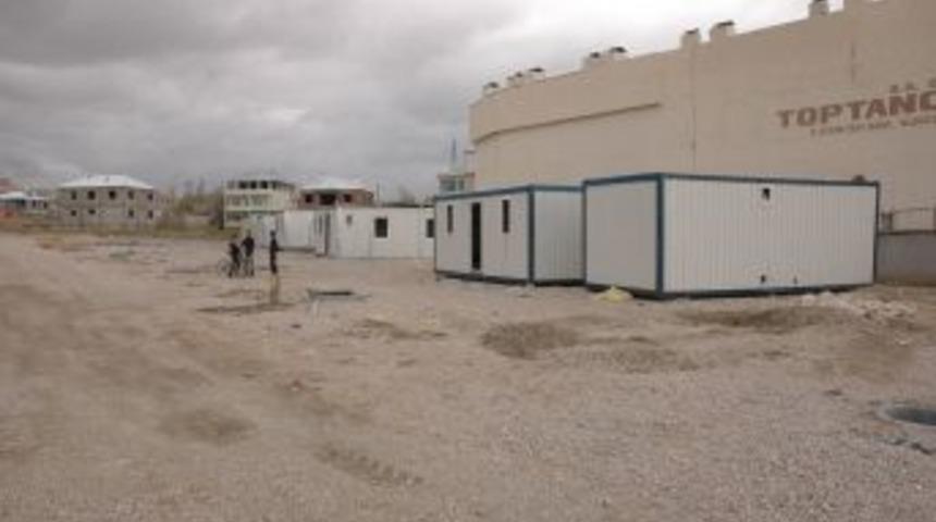 Depremzedelerin 1 Yıl Yaşadığı Konteynerler Tahrip Edildi