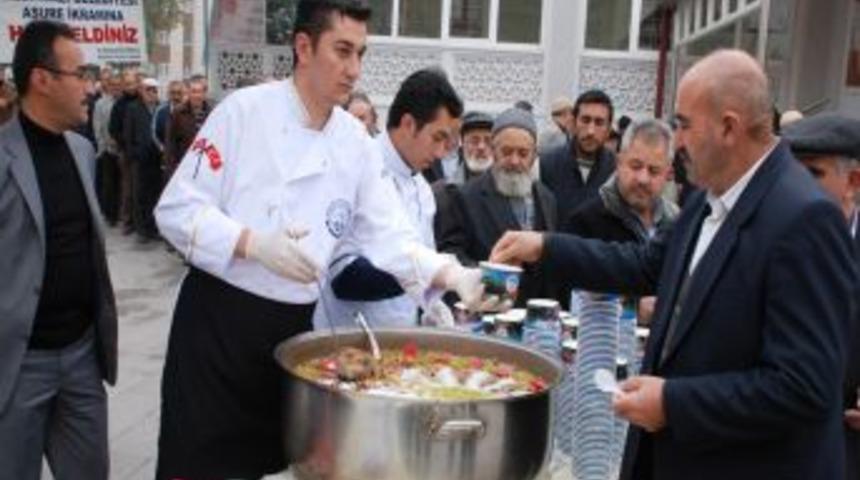 Melikgazi Belediyesi 2 Bin 500 Kişiye Aşure Ikram Etti