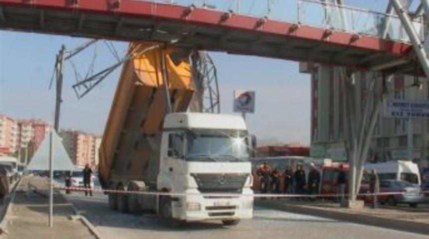 Damperi Havada Unutulan Kamyon, Belediyenin &Uuml;st Ge&ccedil;idine Takıldı