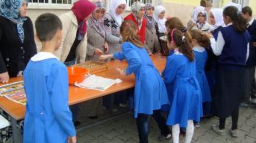Simav &Ccedil;itg&ouml;l İlk&ouml;ğretim Okulu'nda Aşure Dağıtıldı