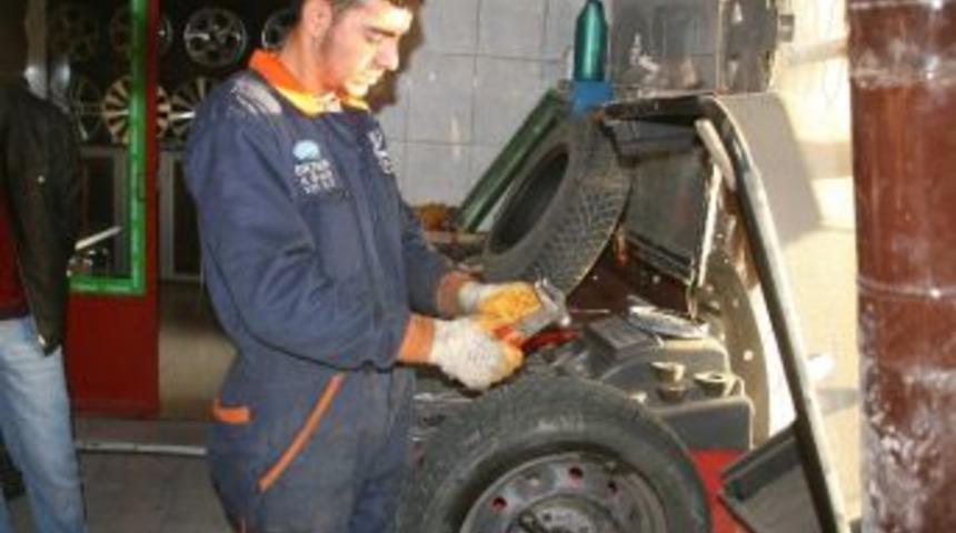 Lastik&ccedil;ilerin Y&uuml;z&uuml; G&uuml;l&uuml;yor