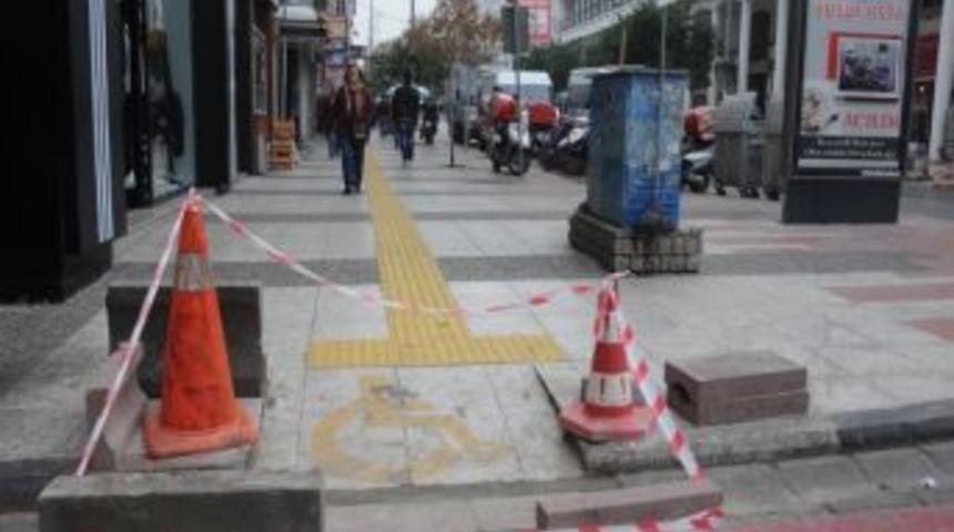 Manisa&rsquo;da Engelli Rampalarındaki Engeller Kaldırılıyor