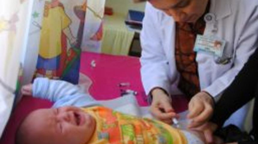 6 Aydan K&uuml;&ccedil;&uuml;k &Ccedil;ocukların Yanağından &Ouml;p&uuml;lmesi Boğmacaya Davetiye &Ccedil;ıkarıyor