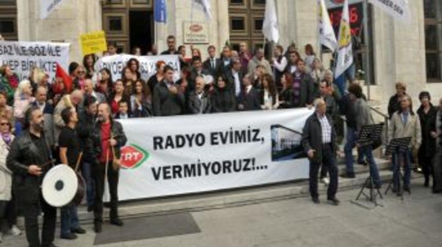TRT &Ccedil;alışanlarından Hem Kutlama Hem Protesto