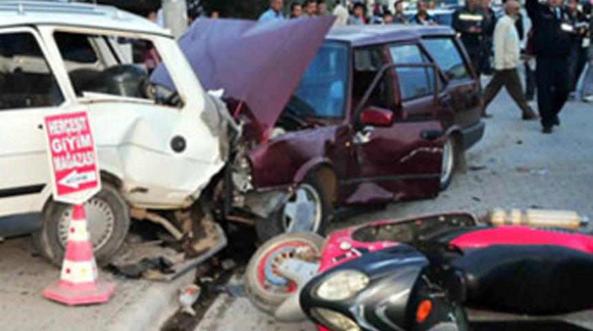 Dolmuş bekleyenlerin arasına daldı