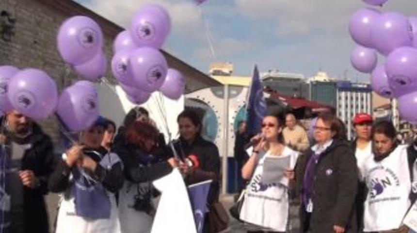 &lsquo;Kadına Şiddete Hayır&rsquo; Demek I&ccedil;in G&ouml;ky&uuml;z&uuml;ne Balon U&ccedil;urdular