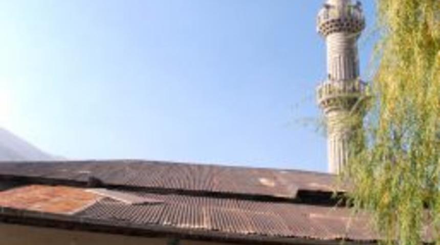 Restorasyon Yapılamayan Elbistan Ceyhan Camii Tinercilerin Yuvası Oldu