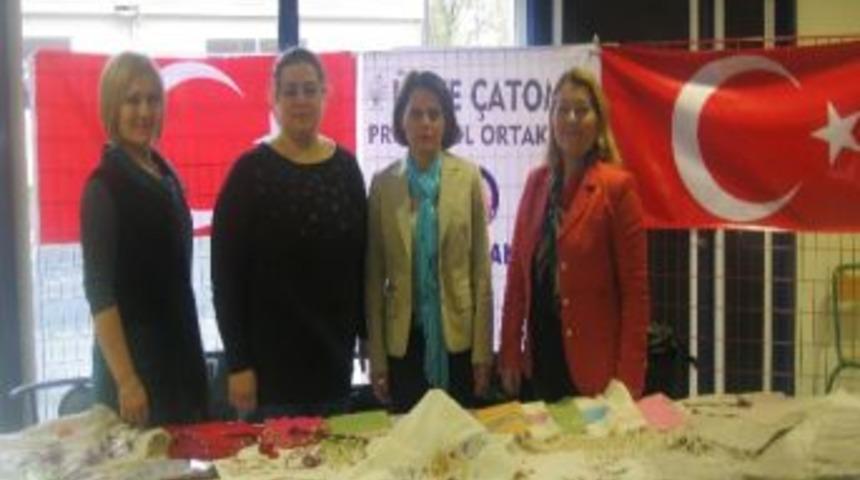 &Uuml;nye &Ccedil;atom, Fransa'da Tanıtım Yapıyor