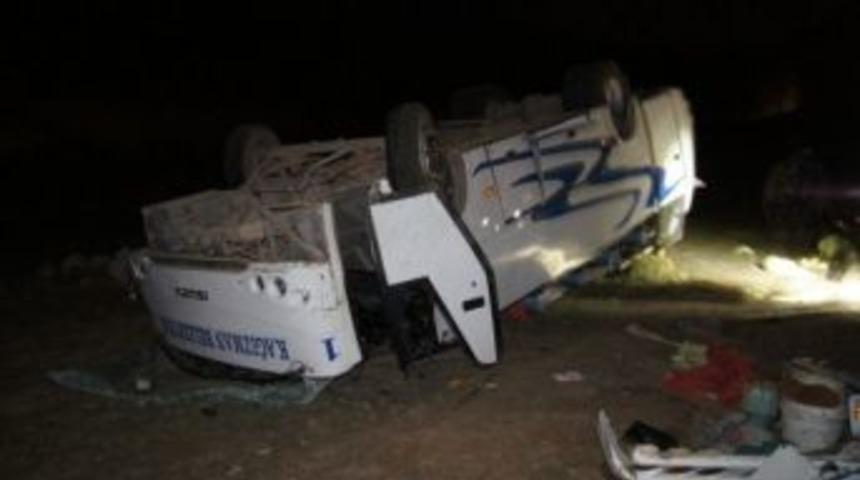 Otub&uuml;s şaranpole yuvarlandı bir &ouml;l&uuml; 2 yaralı