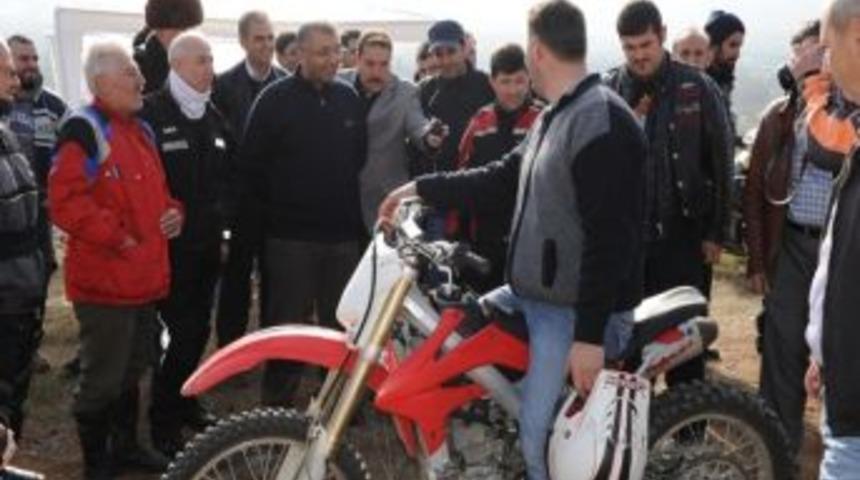 Vali &Ccedil;ift&ccedil;i'den Motorsiklet Tutkunlarına Spor Alanı S&ouml;z&uuml;
