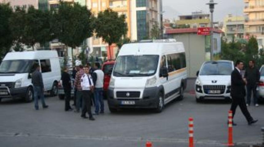 4 Yaşındaki &Ccedil;ocuk Okul Servisinin Altında Kaldı