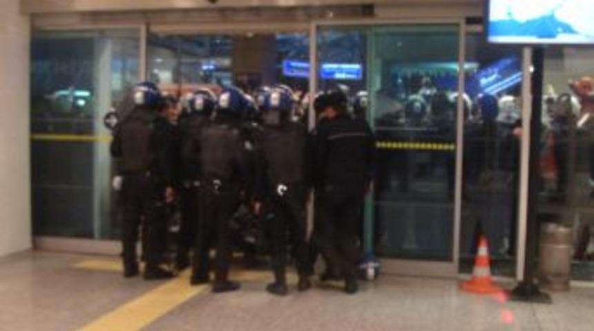 Galatasaray'lı Taraftarlar Havalimanında Olaylar &Ccedil;ıkardı-2