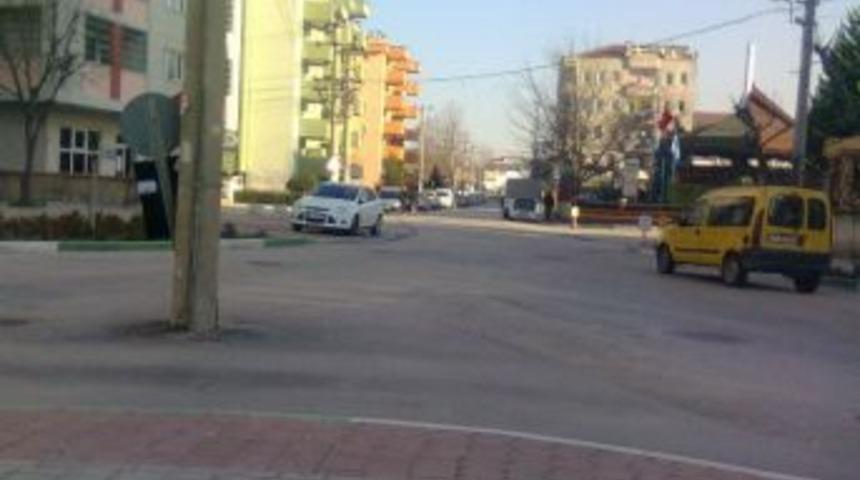 Yol Ortasındaki Direk Tehlike Sa&ccedil;ıyor