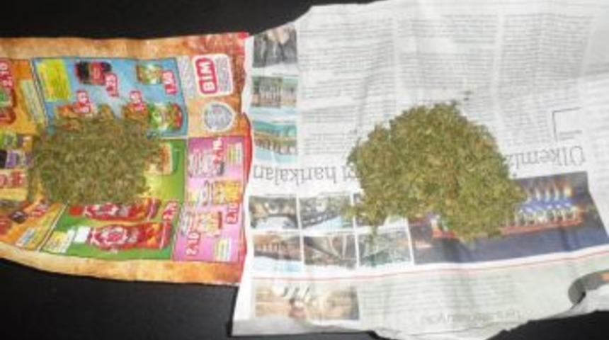 Esrar i&ccedil;erken yakalandı