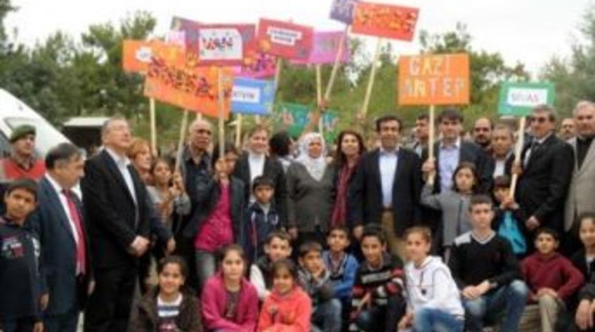 Piknikte yemek izdihamı