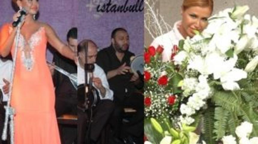 Gizli hayranı kulisi &ccedil;i&ccedil;ek bah&ccedil;esine &ccedil;evirdi