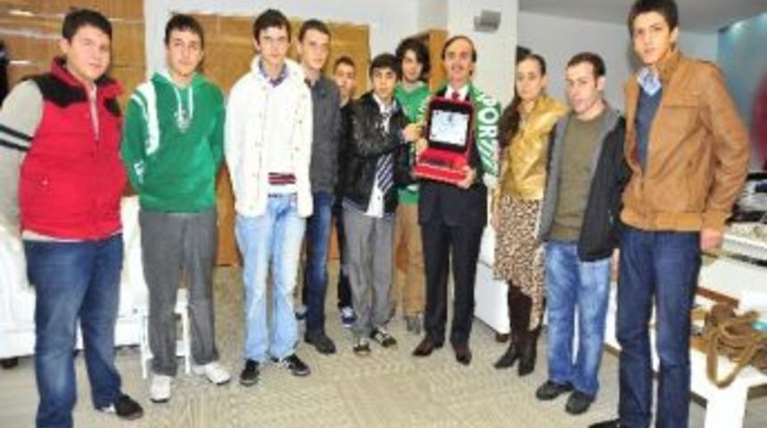 Başkan Keskin&rsquo;e Bursasporlu Legend Texas&rsquo;tan Plaket