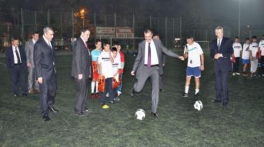 "sporla Yaşa" &Ccedil;ocuklarına Formaları Dağıtıldı